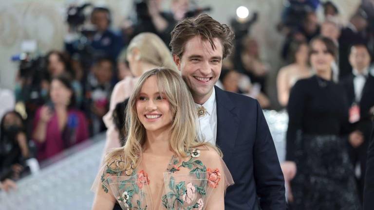 Robert Pattinson y Suki Waterhouse están comprometidos y además, serán papás.