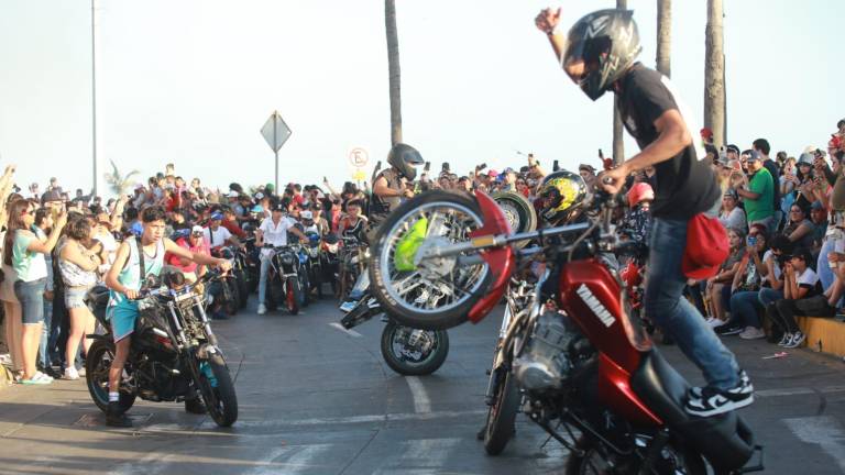 Miles de motociclistas participan en el desfile de la Moto 2023 en Mazatlán.