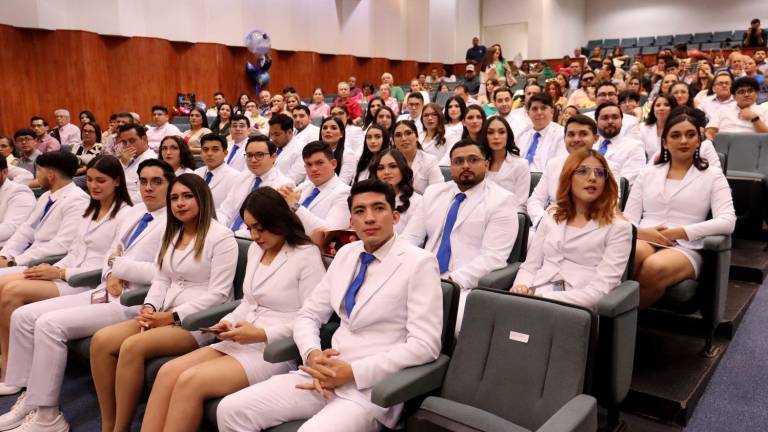 Egresan más de 400 alumnos de la Facultad de Medicina