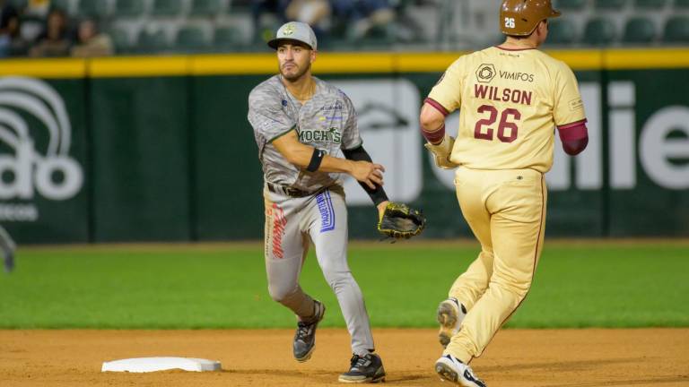 Aarón Lugo hace doble play. Aarón Lugo hace doble play.