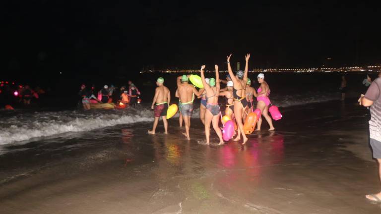 Los nadadores mazatlecos se aventuraron en el evento denominado Nado Nocturno.