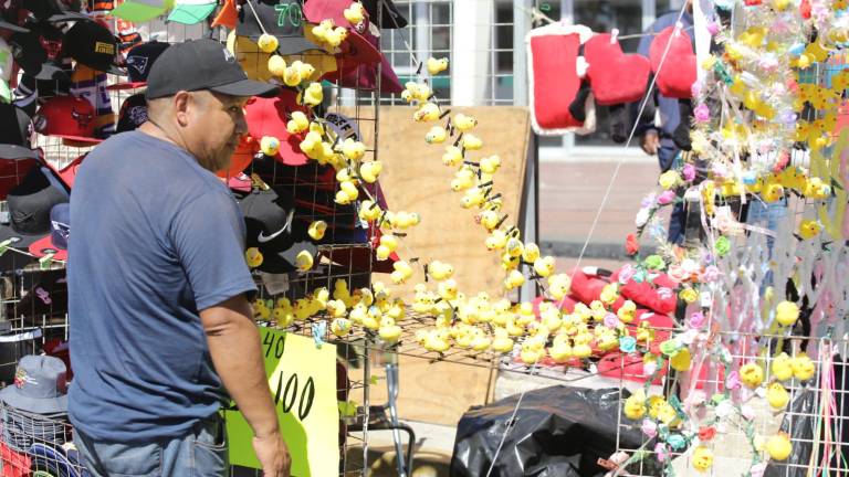 Aunque hay diversos objetos a la venta, sin duda, los patitos amarillos han sido la sensación en Carnaval.