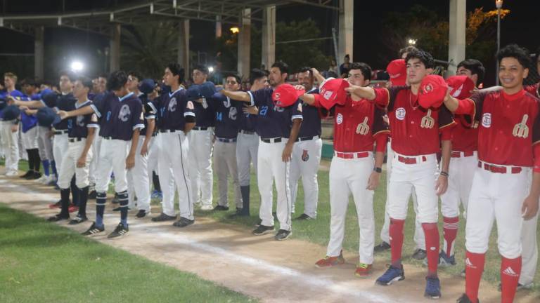 Los jugadores al momento de rendir protesta durante el acto de apertura de la Liga de Beisbol Juvenil Nuevos Valores.
