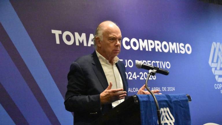 Enrique Krauze ofrece una conferencia en Culiacán.
