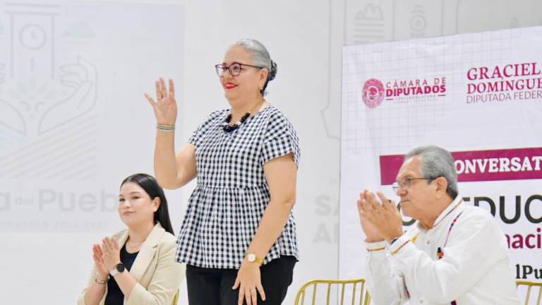 Graciela Domínguez Nava dialogó con maestras y maestros durante el Conversatorio “Con educación la transformación avanza” en Guamúchil. Graciela Domínguez Nava dialogó con maestras y maestros durante el Conversatorio “Con educación la transformación avanza” en Guamúchil.