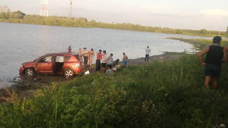 Tres lesionados deja un choque entre camioneta y motocicleta en carretera a La Isla de la Piedra en Mazatlán