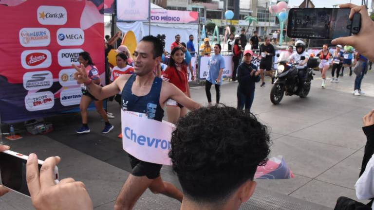 Diego Bautista supera una crisis para ganar los 21K del Maratón Pacífico