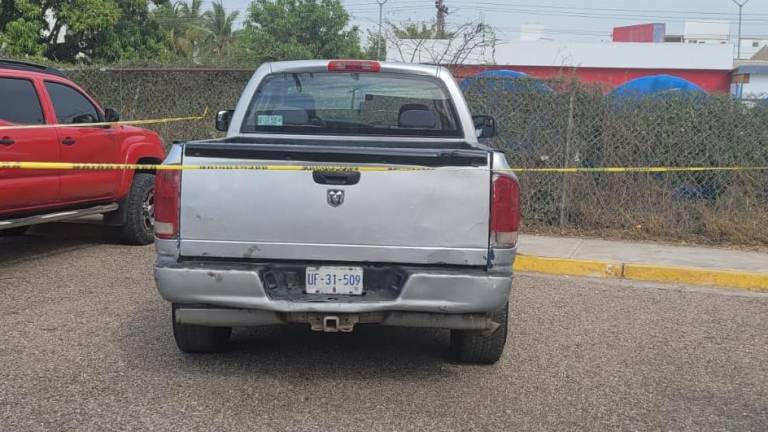 Camioneta donde un hombre herido con arma blanca fue trasladado a un hospital privado en Mazatlán.