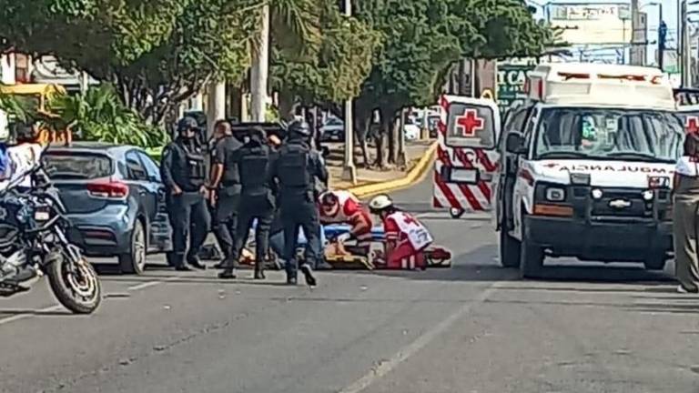 Trasladan grave a mujer arrollada por un auto en Mazatlán