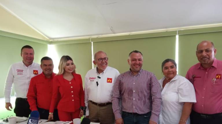 Candidatos del PT en Mazatlán ofrecen conferencia de prensa en el arranque del proceso electoral.