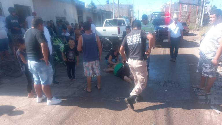 Una adulta mayor resultó gravemente herida tras caer de una motocicleta este sábado en las calles de Escuinapa.