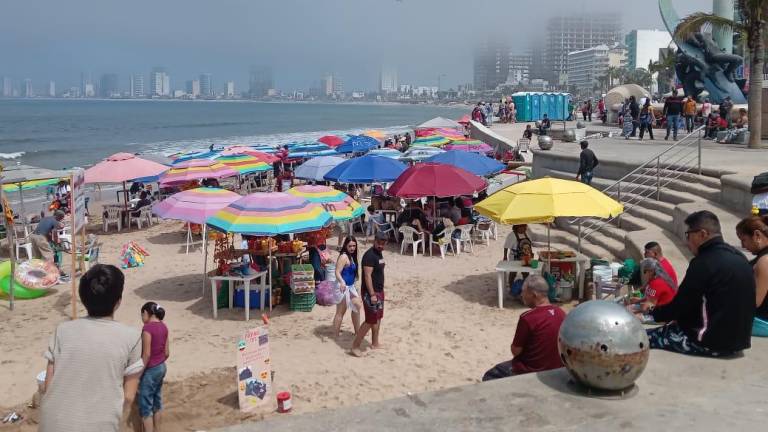 Este viernes las playas de Mazatlán se llenan tanto de turistas como quienes viven en la ciudad.