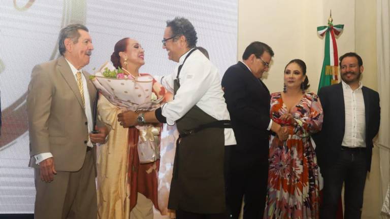 El director de Grupo Panamá y chef, Luis Osuna Vidaurri, felicita a sus papás Ignacio Osuna y Olivia Vidaurri.