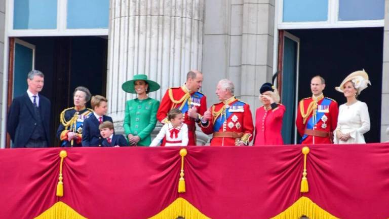 El Rey y la Reina se unen en el balcón del Palacio de Buckingham por otros miembros de la Familia Real para celebrar el primer cumpleaños oficial de Su Majestad.