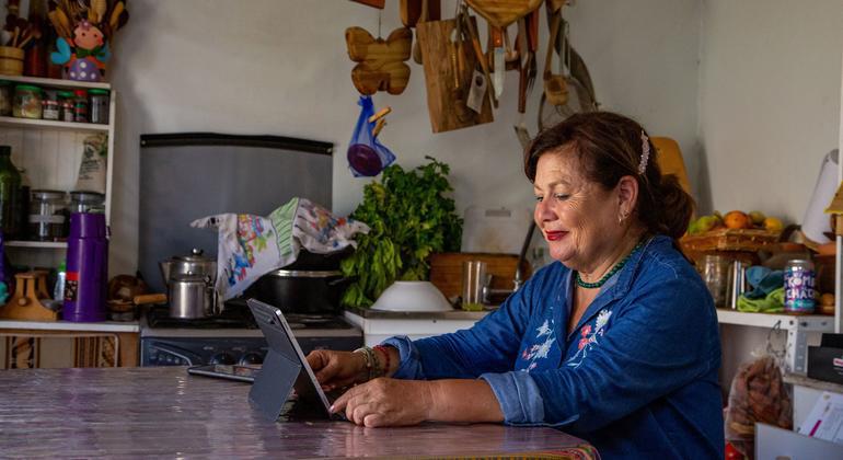 $!La mujer que extrae miel del desierto de Chile