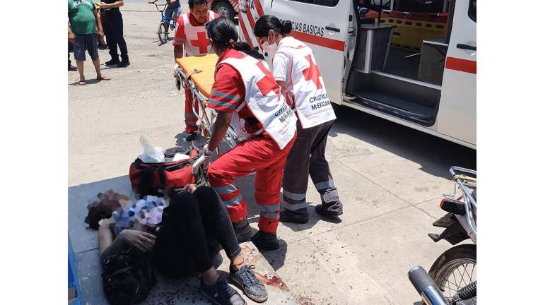 Socorristas de Cruz Roja atendieron a la persona herida.