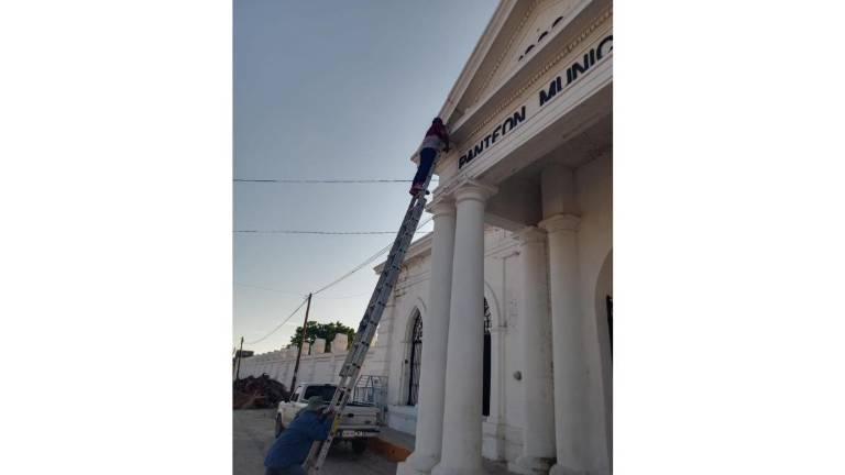 Personal del Gobierno Municipal realiza los últimos detalles en los panteones por el Día de Muertos. Personal del Gobierno Municipal realiza los últimos detalles en los panteones por el Día de Muertos.