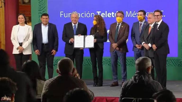 El Presidente Andrés Manuel López Obrador firma un convenio con la Fundación Teletón, que preside Fernando Landeros.