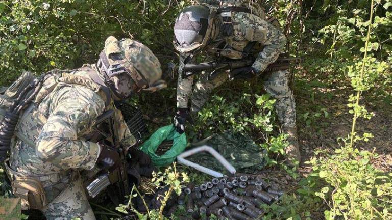 El material explosivo, cilindros metálicos y más de mil cartuchos fueron localizados ocultos entre la maleza en Elota. El material explosivo, cilindros metálicos y más de mil cartuchos fueron localizados ocultos entre la maleza en Elota.