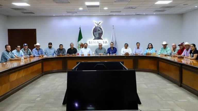 El Gobernador Rubén Rocha Moya se reunió el viernes con un grupo de productores de maíz.