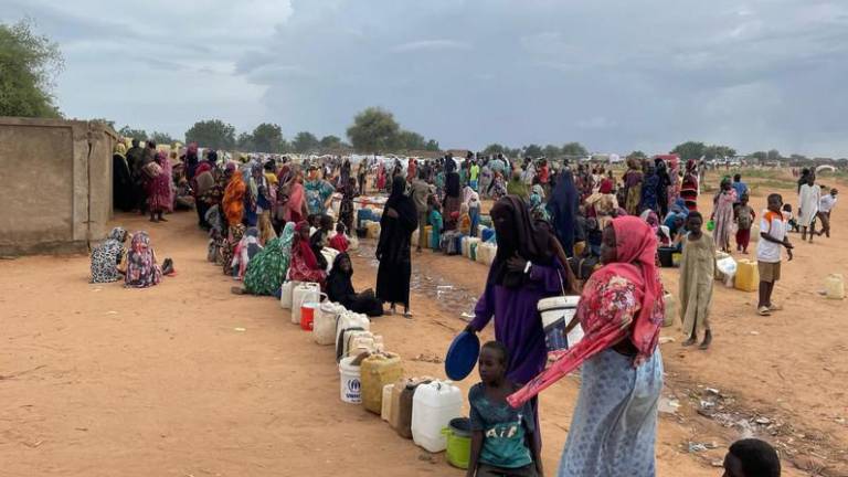 Mujeres sudanesas refugiadas hacen fila para llenar sus bidones de agua en Adre, Chad oriental, el 26 de junio de 2023.