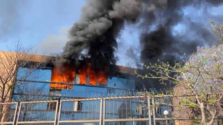 Normalistas de Ayotzinapa queman vehículos y oficinas de Gobierno de Guerrero en Chilpancingo
