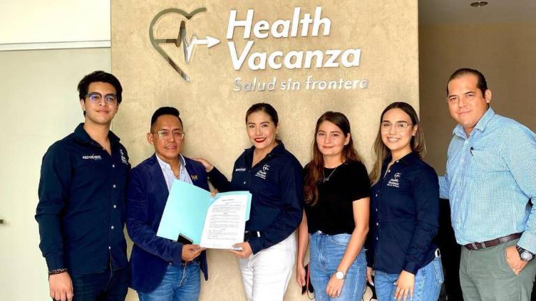 El colectivo Sinaloa + Incluyente tras la firma de convenio con la institución médica.