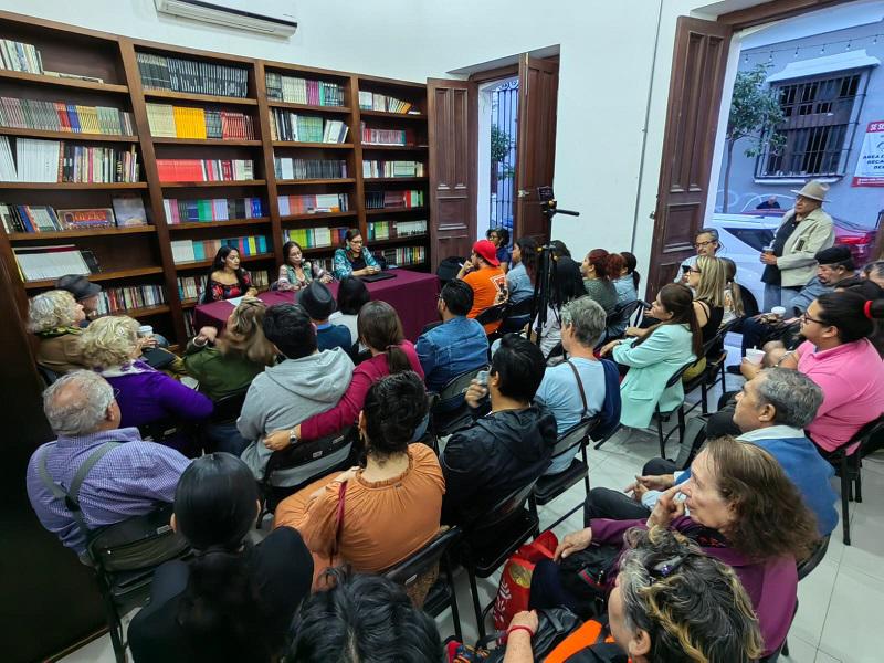 $!Decenas de personas acudieron al evento que se llevó a cabo en la Biblioteca de las Artes Ramón Rubín.