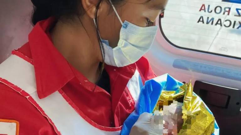 Socorristas de Cruz Roja auxilian a una joven de Mazatlán en trabajo de parto