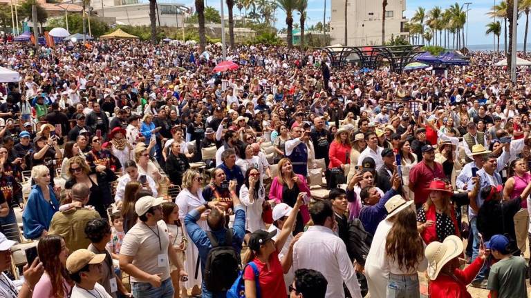 Más de 200 mil personas se dieron cita en el malecón de Mazatlán para apreciar el eclipse: Protección Civil