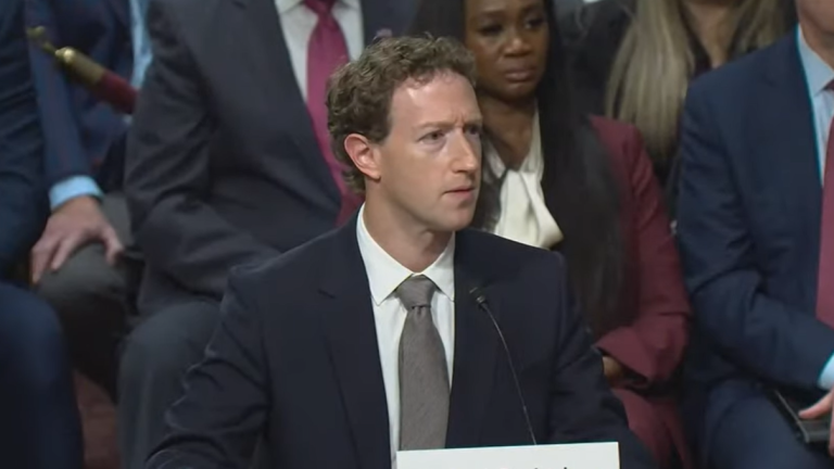 Las críticas más fuertes de los senadores las recibió Zuckerberg.