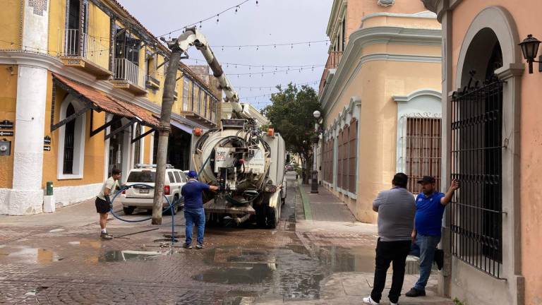 Reparan fuga de agua que inundó el viernes calles del Centro Histórico de Mazatlán