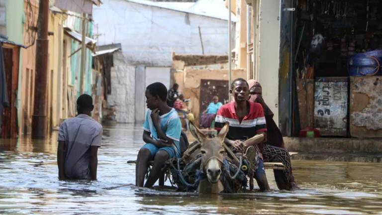 Save the Children dice que la mitad de los desplazados por las inundaciones en Somalia son niños.