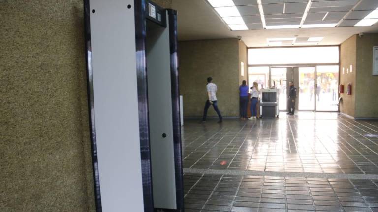 Al llegar productores al auditorio, personal del Gobierno de Sinaloa les impidió el acceso.