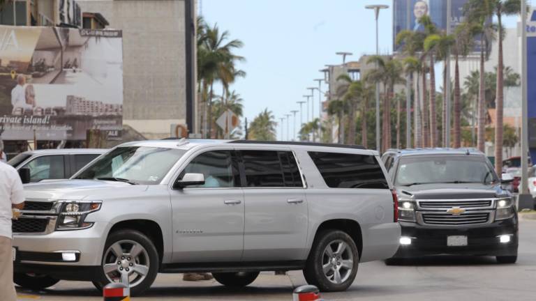 El Presidente Andrés Manuel López Obrador llegó al hotel El Cid antes de que llegaran los manifestantes de la UAS.