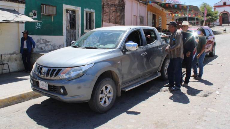 Productores de Rosario persiguen a titular de Conagua para exponer la falta de agua por Presa Santa María