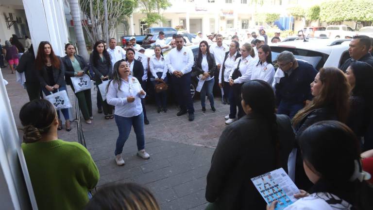 Laura Tirado se presentó en las distintas oficinas del Ayuntamiento de Mazatlán como parte de su campaña para reelegirse en el cargo.