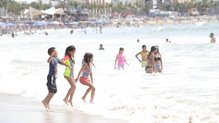 Registran playas de Mazatlán menor afluencia de bañistas este lunes