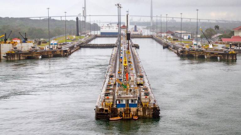 Para operar sus sistemas de esclusas, el Canal de Panamá utiliza alrededor de 7 mil millones de litros de agua diarios del lago Gatún, un embalse de temporal.
