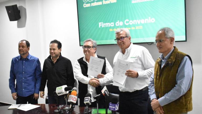 La firma de convenio se realizó en las instalaciones de la Caades, en Culiacán.