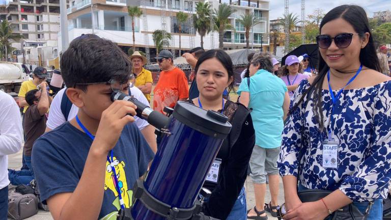 Capacitan a voluntarios de la Samaz para guiar la observación del eclipse de sol en Mazatlán