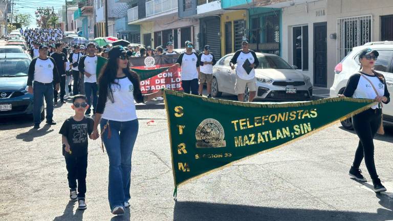 Los trabajadores recorrieron algunas calles del Centro de Mazatlán y culminaron frente al Ayuntamiento.