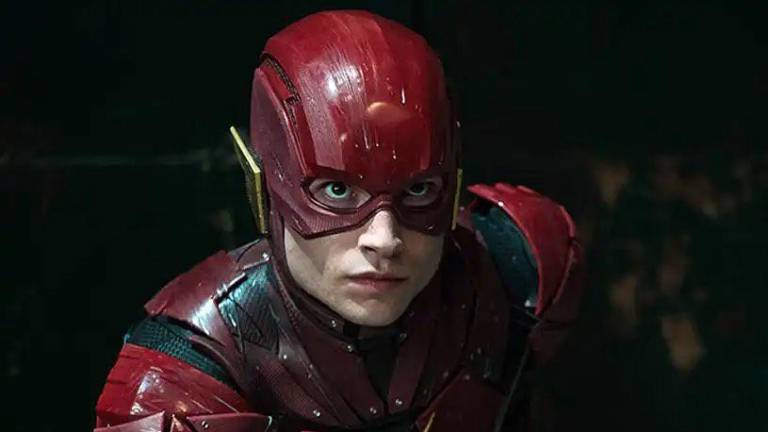 Ezra Miller en el traje de The Flash.
