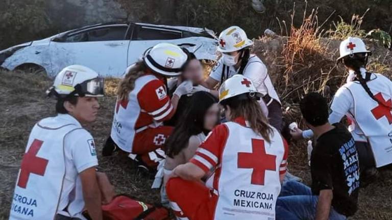 Paramédicos de la Cruz Roja auxiliaron a los tres jóvenes heridos tras el accidente en la avenida Óscar Pérez Escobosa, en Mazatlán.