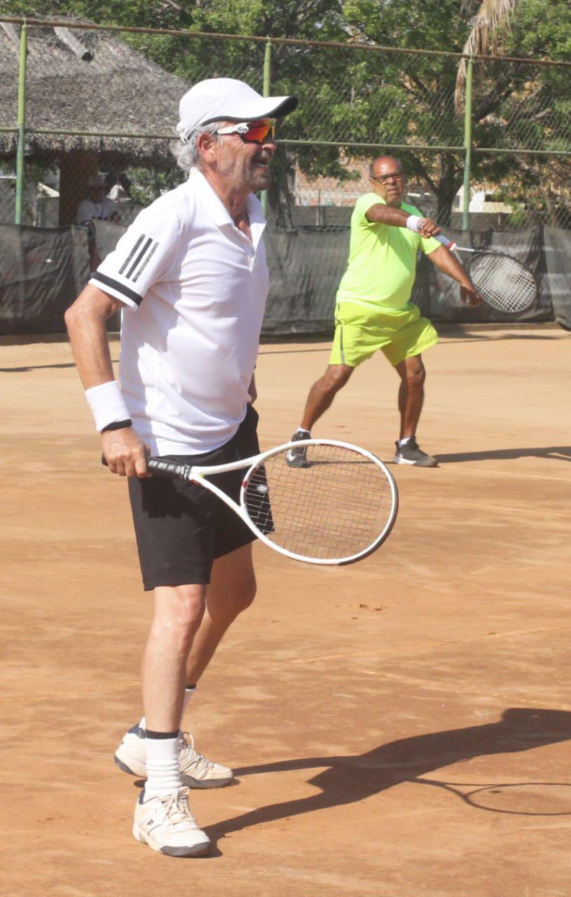 $!Gavica y Chicuate se imponen en segunda jornada de Torneo de Tenis 60 Años y Más del Muralla