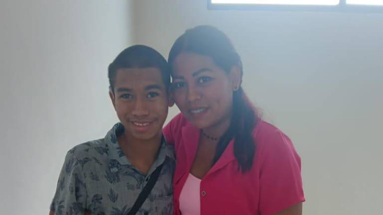 Jesús Ernesto y su mamá Blanca Bojórquez felices luego de que el menor recibió un implante coclear nuevo.