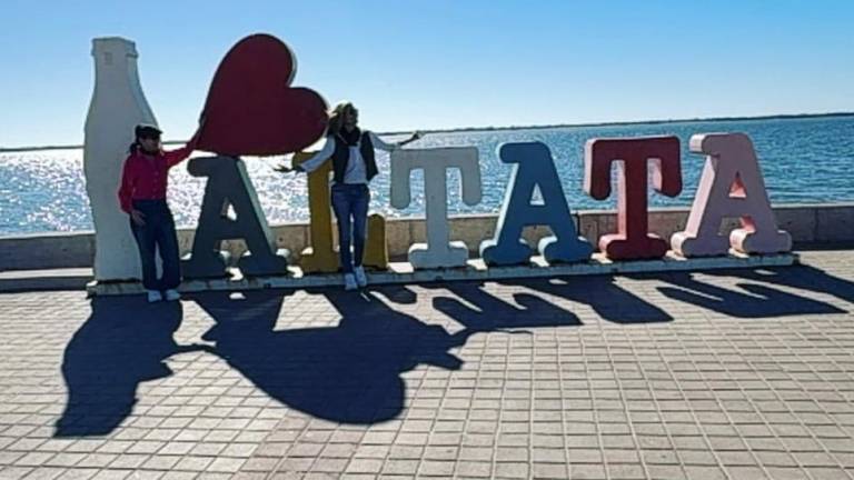Yolanda Andrade y Montserrat Oliver se pasean por la bahía de Altata, en Navolato.