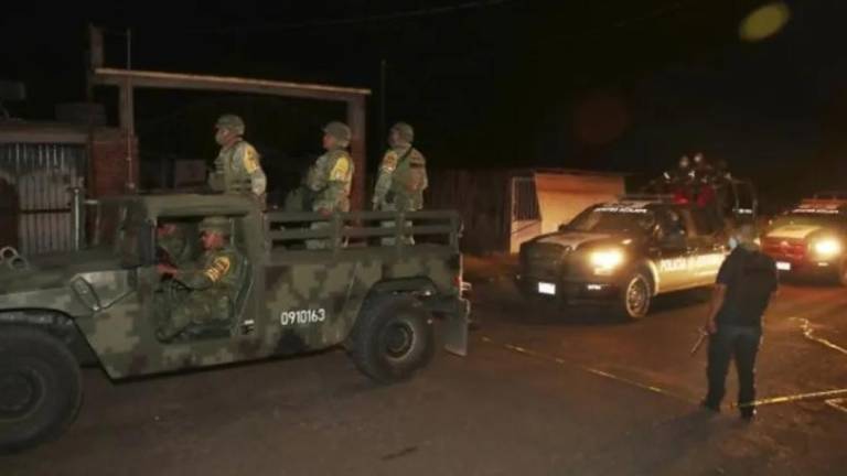 El ataque a militares en Michoacán habría dejado al menos un elemento muerto y seis heridos; Sedena aún no da un reporte oficial.
