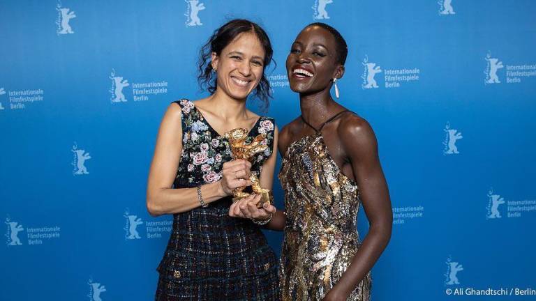 “Dahomey“, ganador del Oso de Oro a la Mejor Película, la directora Mati Diop con la Presidenta del Jurado Internacional Lupita Nyong’o.