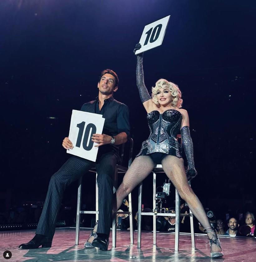 $!Madonna invita al escenario a Wendy Guevara durante su concierto en México